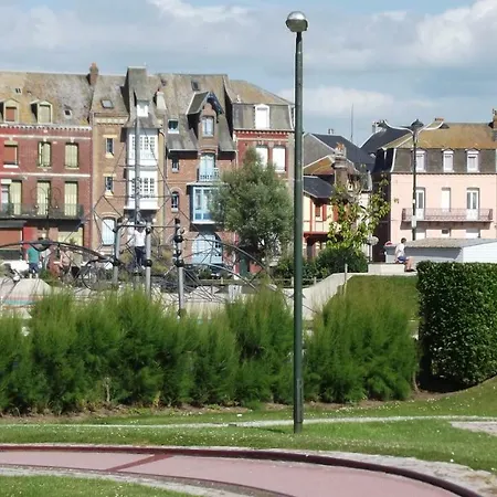 Les Tamaris